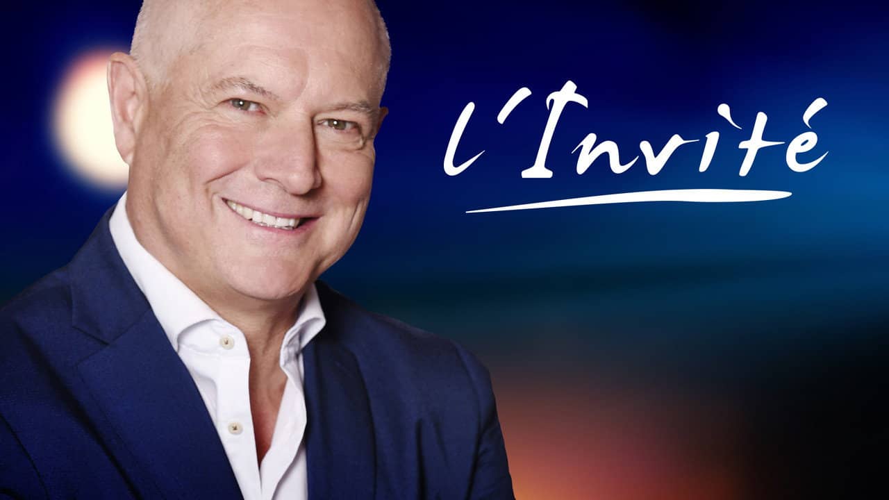 L'Invité backdrop