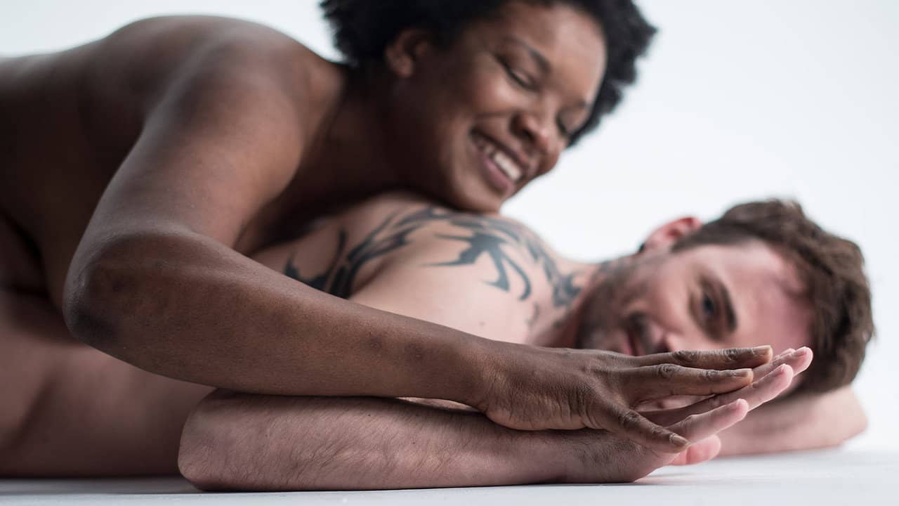 Mise à nu, le couple en toute intimité backdrop