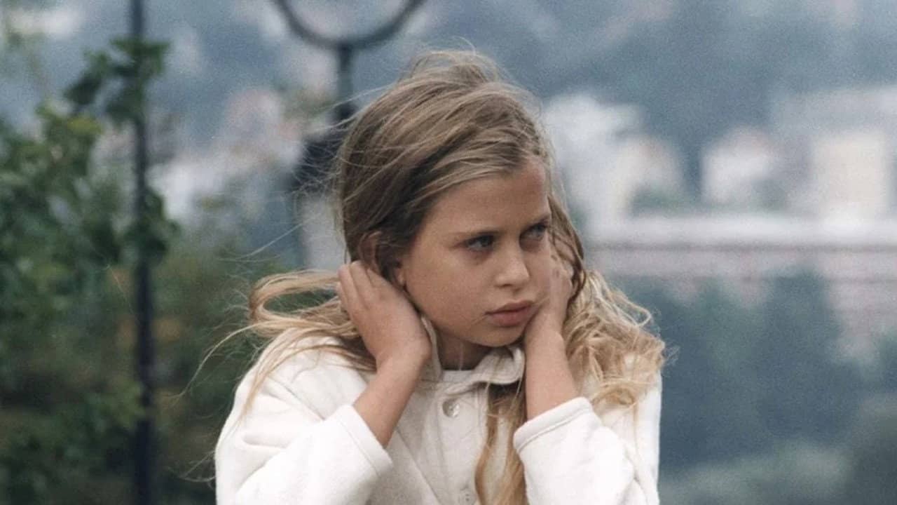 Una bambina di troppo backdrop