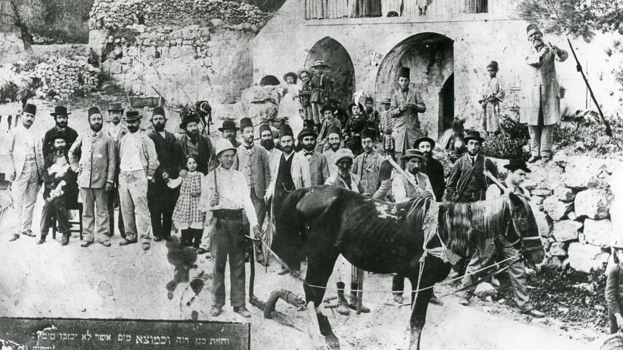 1913: Seeds of Conflict backdrop