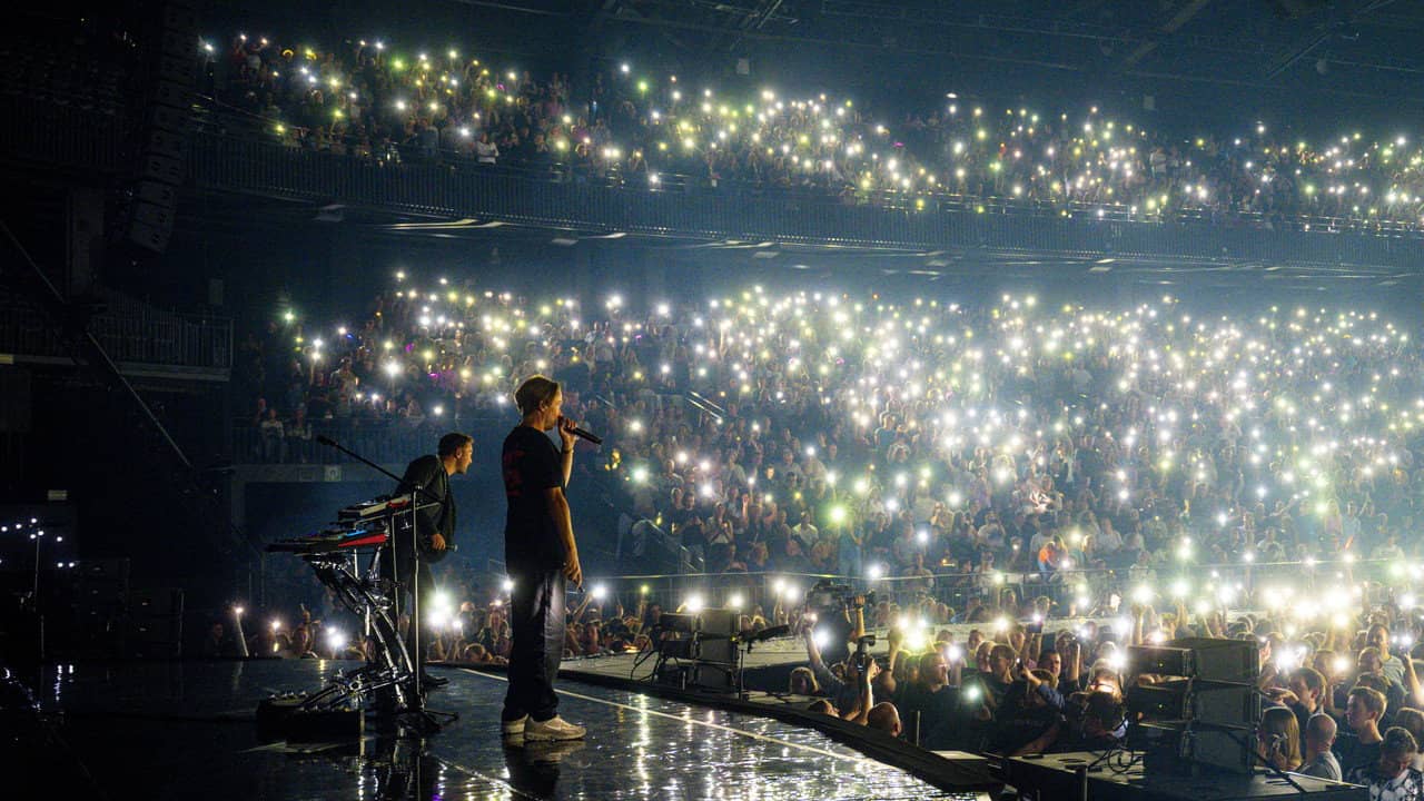 Regi in het Sportpaleis: Regi vs Milk Inc backdrop