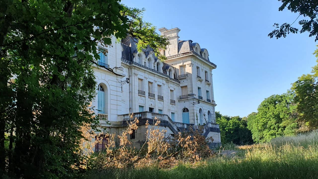Le manoir a des yeux backdrop