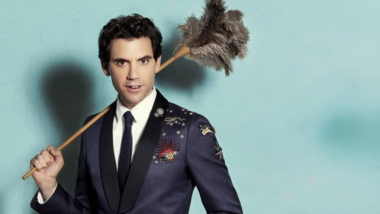 Stasera casa MIKA backdrop