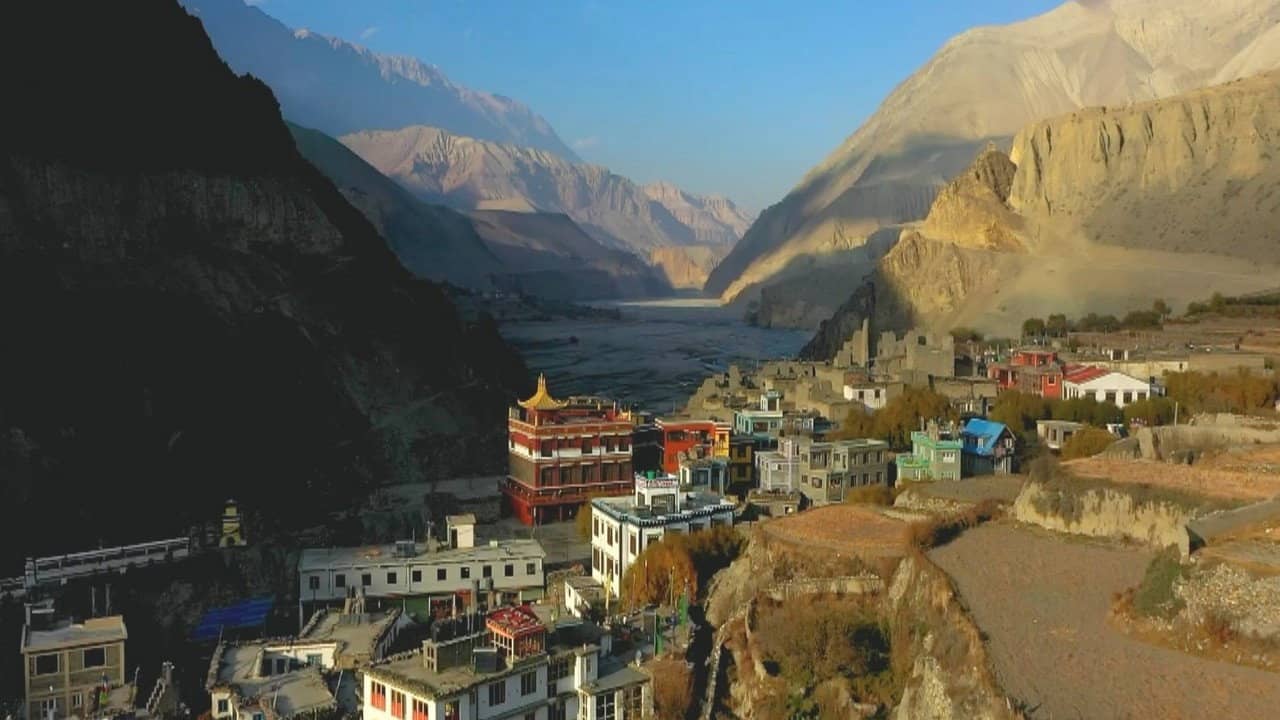 Por todas, desafiando al Annapurna backdrop