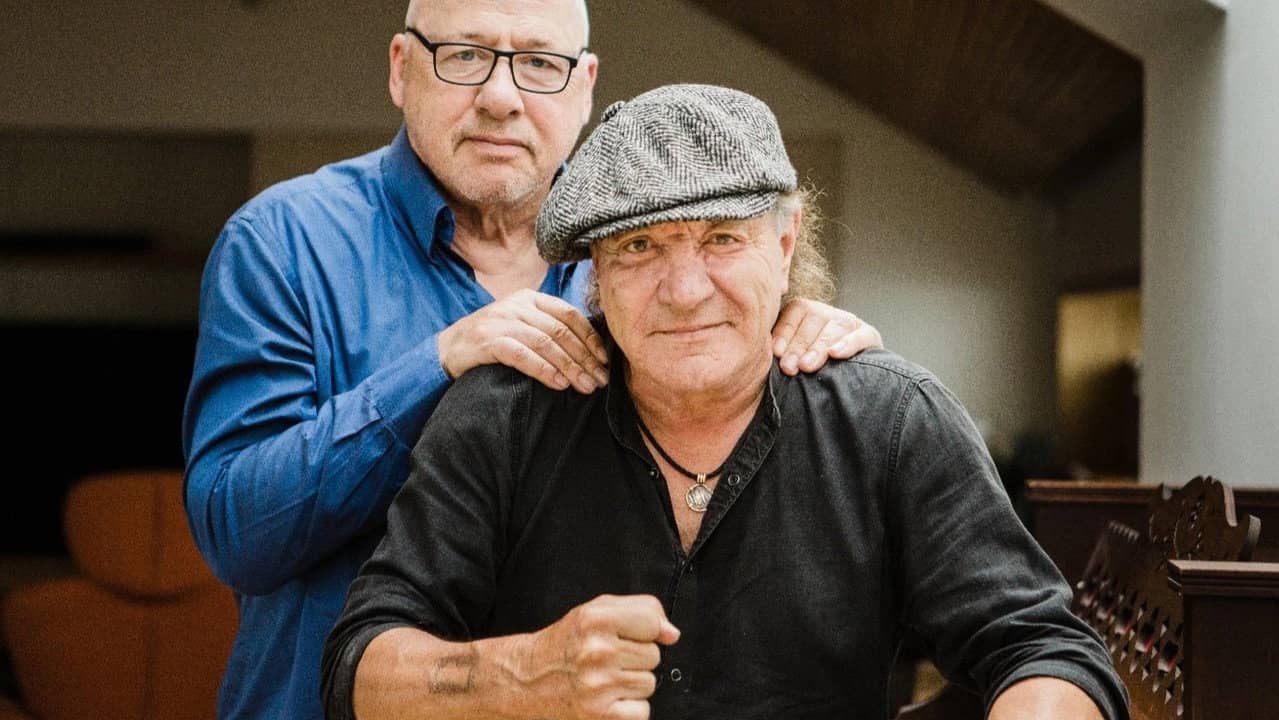 Johnson and Knopfler’s Music Legends backdrop