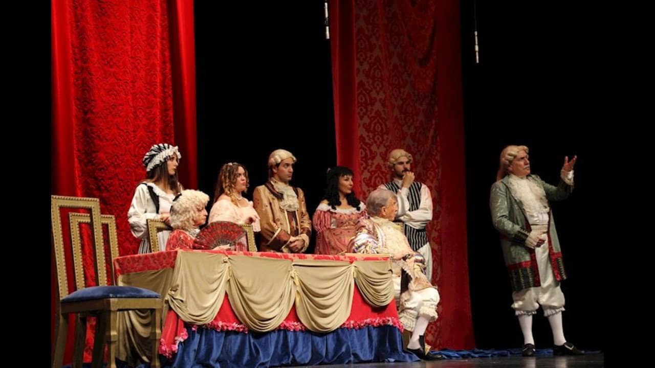 Kibarlık Budalası backdrop