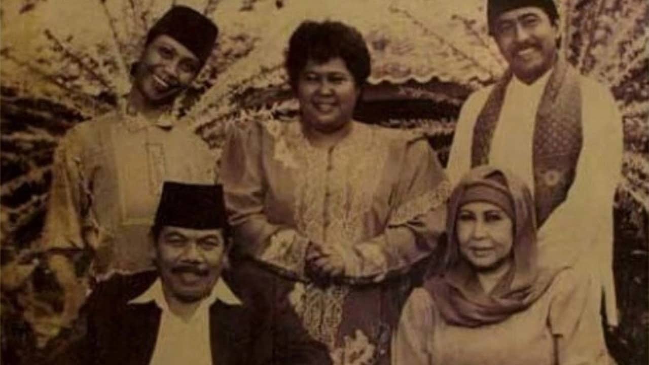 Si Doel Anak Sekolahan backdrop