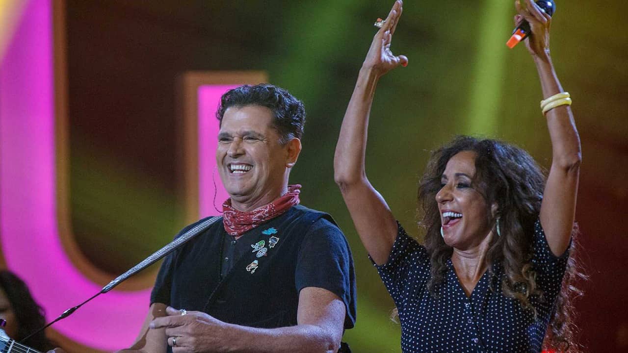 Carlos Vives en compañía backdrop