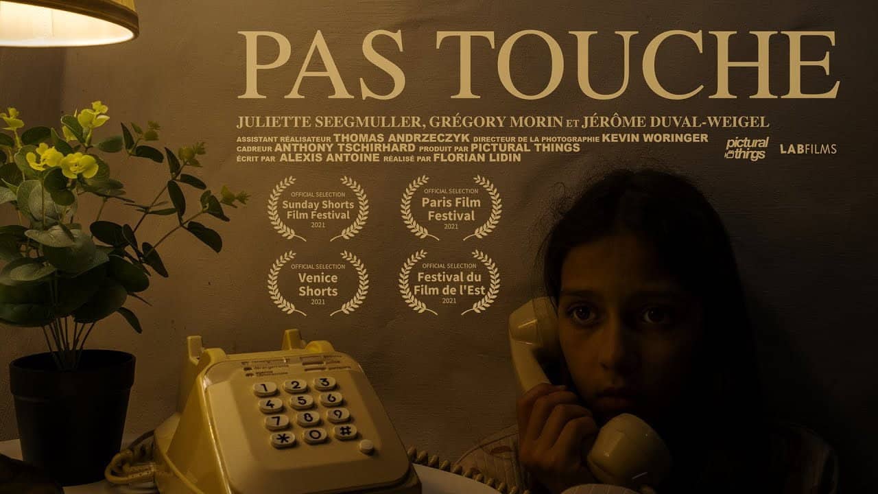 Pas touche! backdrop