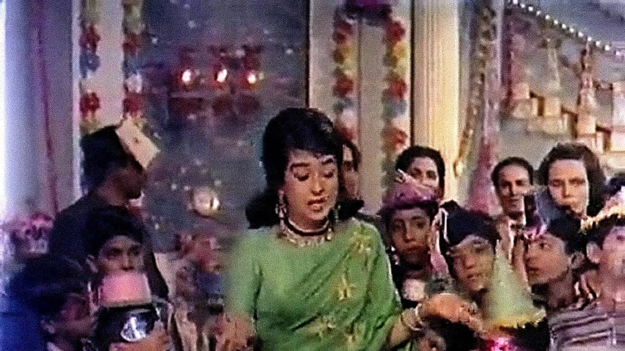 Door Ki Awaz backdrop