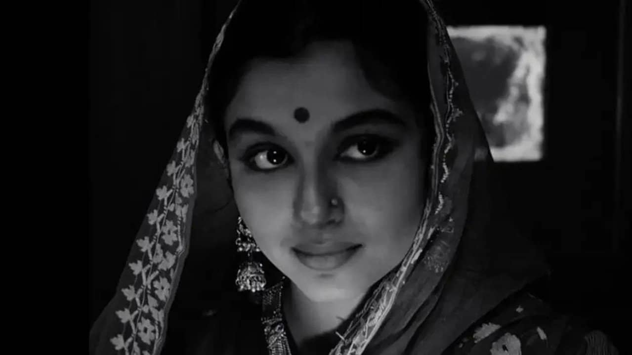 Starring Sharmila Tagore backdrop