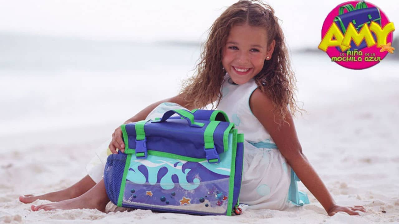 Amy, la niña de la mochila azul backdrop