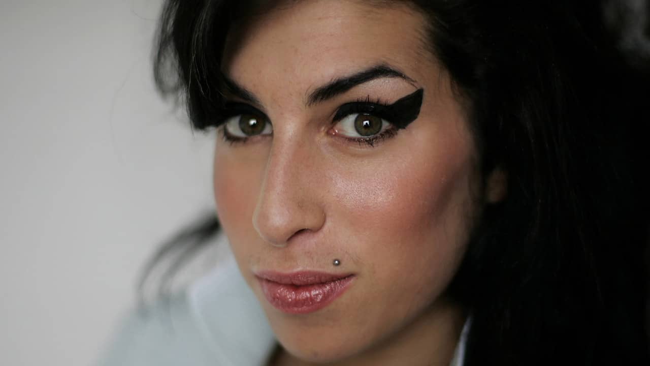 The Last 24 Hours: Amy Winehouse backdrop