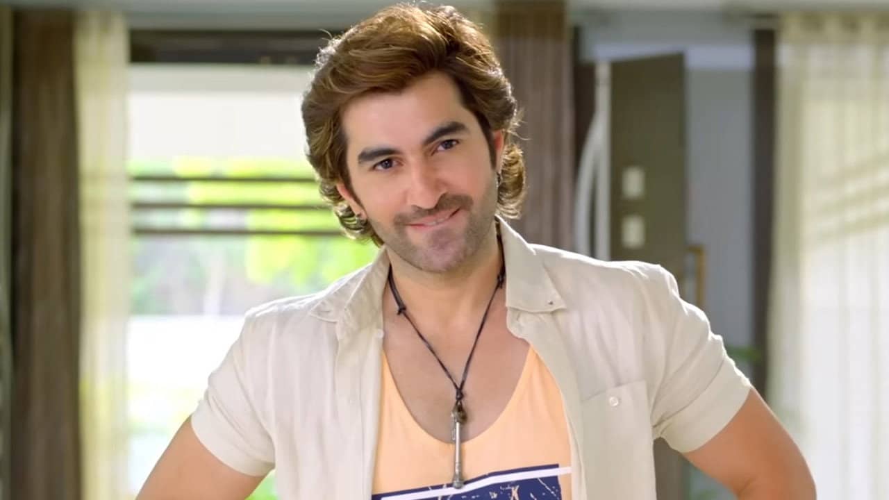 Besh Korechi Prem Korechi backdrop